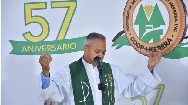 La misa del 57 aniversario de CoopHerrera, fue oficiada por el reverendo padre Rafael Delgado Suriel, Padre Chelo.