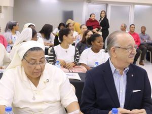 Vista parcial de docencia ofrecida por la Escuela de Formación de Pastoral de la Salud, observan Arq César Iván Feris y Sor Trinidad Ayala Adames, coordinadora de la Pastoral de la Salud.
