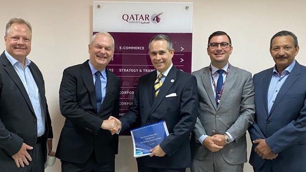 Federico Cuello Camilo, Embajador de la República Dominicana, entrega el estudio de factibilidad a Thierry Antinori, Jefe de Estrategia y Transformación de Qatar Airways. Les acompañan Morten Loej, Vice Presidente Senior de Planeación Corporativa; Kassem Al Ajineh, Gerente General del Grupo Madaeen Al Doha y Presidente del Comité Gestor de la Cámara Dominicana de Comercio en Qatar (DomCham-Qatar) y Fathi Atti, Vice Presidente Senior de Asuntos Aeropolíticos y Corporativos.