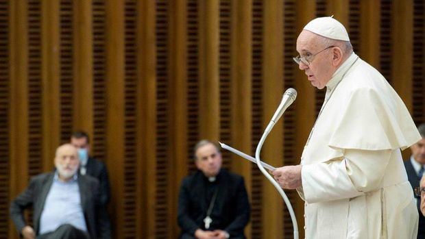 El papa carga contra una sociedad 'enferma de consumo'.