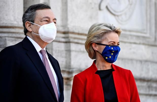 La presidenta de la Comisión Europea (CE), Ursula von der Leyen, y el primer ministro italiano, Mario Draghi, en la apertura del G20 de Sanidad en Roma.