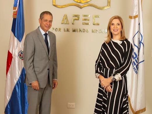 Fernando Langa, Presidente del consejo de directores de APEC, junto a Elsa Turull, Presidente de APEC Cultural.