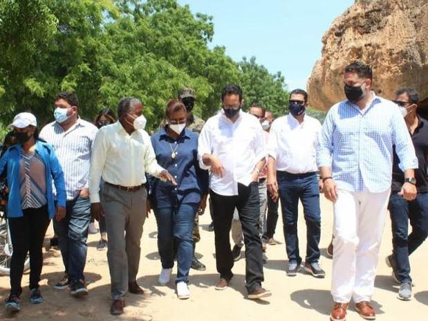 El director general de la DGAPP, Sigmund Freund, en un recorrido por la playa de Cabo Rojo y otras zonas, junto a Altagracia Brea de González, gobernadora de Pedernales; Andrés Emilio Jiménez, alcalde, empresarios y otras autoridades provinciales.