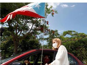 La alcaldesa de San Juan, Carmen Yulín Cruz, rinde homenaje frente a 3,000 banderas nacionales que recuerdan los muertos tras el paso del huracán María, en San Juan.