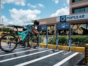 Varias oficinas del Banco Popular cuentan ya con biciparqueos.
