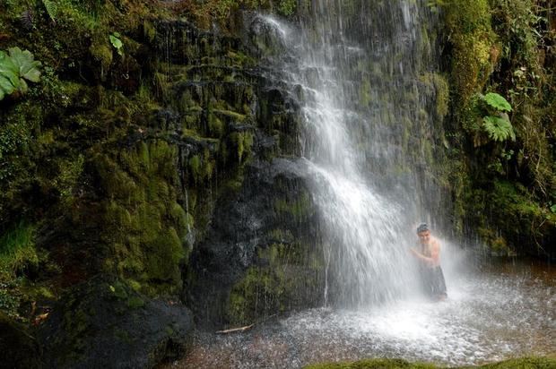 Un turista fue registrado al bañarse en una cascada en Choachí, Cundinamarca, Colombia.