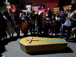 Cerca de un centenar de personas, entre ellos indígenas de la etnia Guaraní, protestan hoy a las puertas del Instituto Brasileño del Medio Ambiente, en el marco del 'Global Climate Action Day', en Sao Paulo, Brasil.