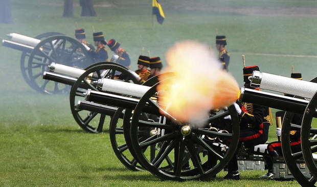 Miembros de la Artillería Real a Caballo de la Tropa del Rey disparan cañones en Green Park, ante el Palacio de Buckingham.