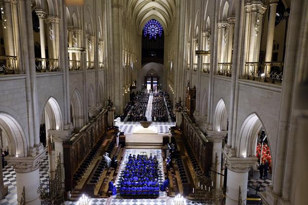 El coro, el clero y los invitados asisten a una ceremonia para conmemorar la reapertura de la histórica Catedral de Notre-Dame, en París, Francia, el 7 de diciembre de 2024. 