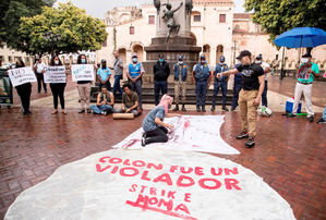 Una veintena de dominicanos protestan para pedir retirada de estatua de Colón