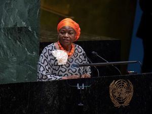 Fotografía cedida por la ONU donde aparece la jefa de ONU Mujeres, Phumzile Mlambo-Ngcuka, mientras habla durante la reunión de alto nivel de la Asamblea General en el vigésimo quinto aniversario de la Cuarta Conferencia Mundial sobre la Mujer este jueves en la sede del organismo en Nueva York. 