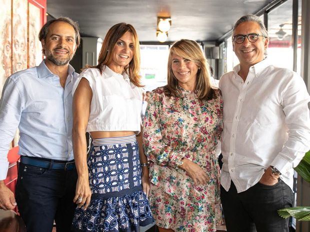 Ludwing García, Raquel Award, Claudia Svelti y Pavel García.