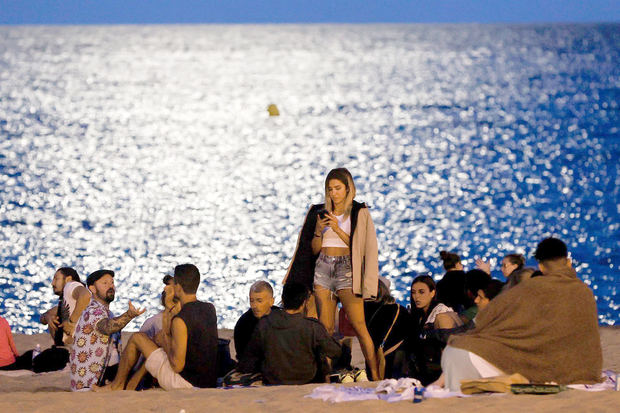 En la imagen de archivo, varias personas celebran en la playa la noche de San Juan.