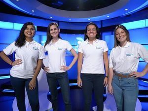 Fotografía cedida por DirecTV Sports que muestra a las narradoras deportivas, de izquierda a derecha: Rosa María Muñoz, Talía Azcárate, Coté Parró y Camila Zapata, en su estudio de transmisión para televisión, en Lima, Perú
