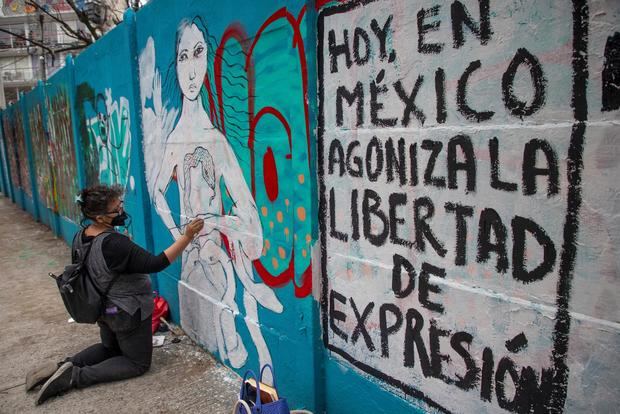 Artistas pintan un mural en contra de los asesinatos de periodista hoy, en Ciudad de México, México.