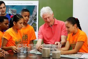 Bill Clinton dice que se debe tratar a Puerto Rico como a cualquier parte de EE.UU.