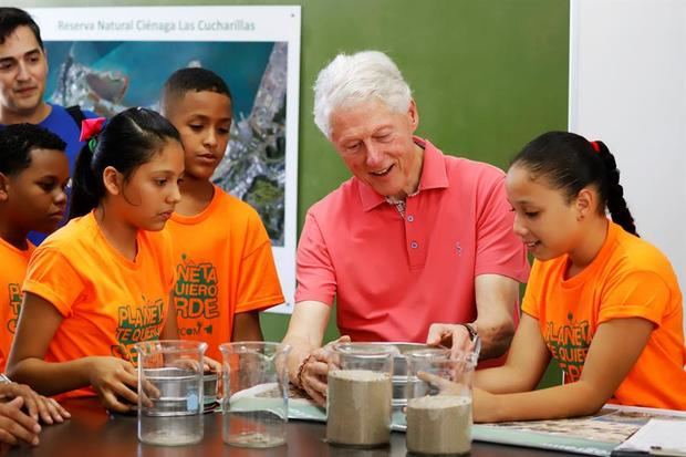 El expresidente de los Estados Unidos Bill Clinton (c) visita la organización sin fines de lucro Caras con Causa este lunes, en Cataño, Puerto Rico.