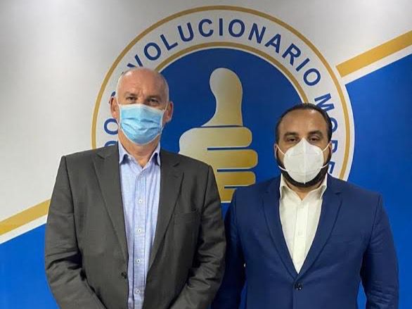 Director de seguridad pública del Partido Revolucionario Moderno, Julio Peña Guzmán, junto al experimentado consultor en seguridad nacional, Phil Jones.