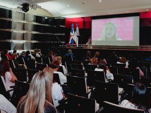 La doctora Jane Méndez en su ponencia por streaming.