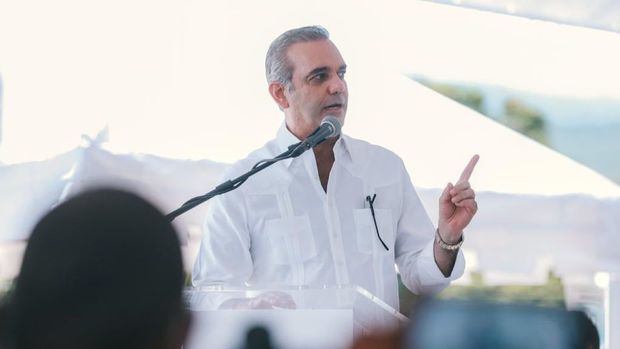 Luis Abinader, aseguró este lunes que el puerto de Barahona, dedicado al transporte de minerales, se dedicará también a recibir cruceros de turistas.