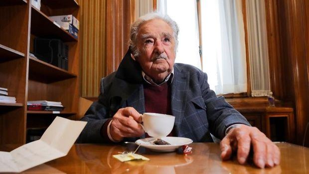 El expresidente uruguayo José Mujica atiende a Efe hoy desde su despacho en Montevideo, Uruguay