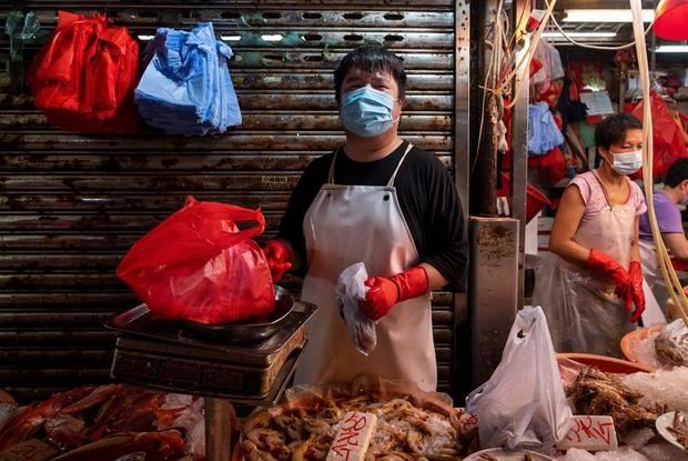 La Comisión Nacional de Salud de China informó hoy de 16 nuevos casos confirmados de Covid -19 detectados el domingo, todos ellos procedentes del exterior. 