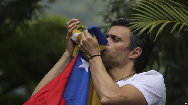 El abogado del líder opositor venezolano Leopoldo López, denunció una orden de silencio absoluto emitida por el Tribunal Supremo de Justicia contra su cliente, que según dijo viola el derecho de López a la libre expresión. 