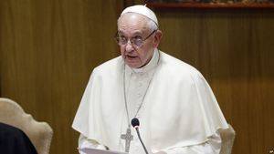 Papa Francisco demanda protecciones para niños por internet 