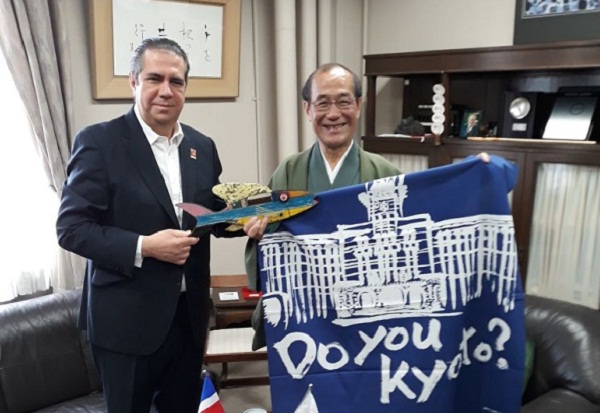 Francisco Javier García y el alcalde de Tokyo  Daisaku Kadokawa