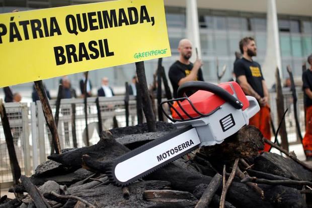 Activistas de Greenpeace reclamaron al Gobierno de Brasil por su “demora en reaccionar” al derrame de petróleo en el noreste del país y también por los incendios en la Amazonía.