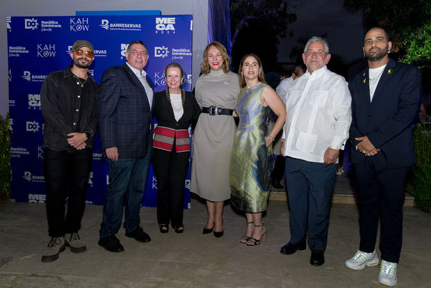 Tony Rodríguez, Gamal Michelén, Anne Lemaistre, Milagros Germán, Olga Alba, Roberto Henríquez y Danny Báez.