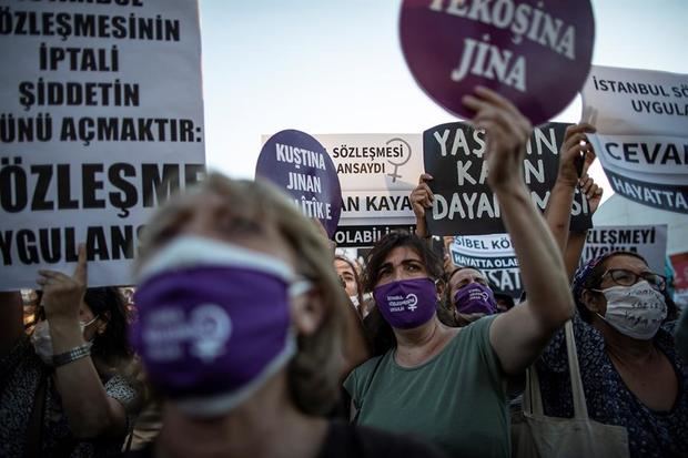 Mensaje de las pancartas que enarbolan un millar de mujeres reunidas este miércoles en una plaza de la ciudad del Bósforo donde se firmó en 2011 el Convenio sobre prevención y lucha contra la violencia.