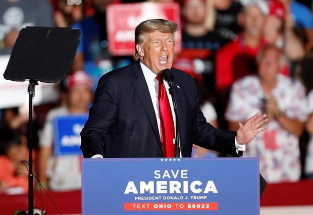 El expresidente de Estados Unidos Donald Trump (2017-2021), se dirige a los simpatizantes durante una manifestación en el recinto ferial del condado de Lorain en Wellington, Ohio, EE. UU.