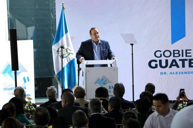 presidente de Guatemala, Alejandro Giammattei, durante un acto público este miércoles, en Ciudad de Guatemala (Guatemala). Giammattei aseguró este miércoles que todos los viajeros que lleguen al país procedentes de Europa vía aérea serán puestos en cuarentena para evitar el contagio del coronavirus. 'Si tienen familiares en Europa, díganles que hoy es el último día para entrar a Guatemala vía vuelos directos', afirmó el gobernante. Hasta el momento el país centroamericano no tiene casos confirmados por el COVID-19, a diferencia de dos de sus vecinos, México y Honduras. 