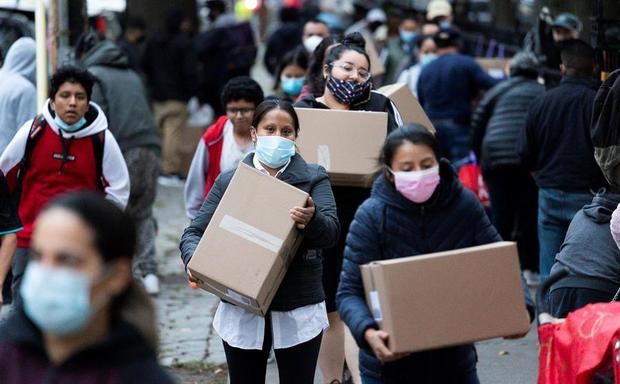 En los últimos meses, las largas colas de automóviles o de personas a pie en la entrada de los bancos de alimentos se han hecho habituales en ciudades, como Los Ángeles (California), Houston (Texas) o la capital, Washington D.C.