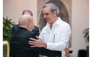 Franklin Holguín Haché es felicitado por el presidente Luis Abinader.