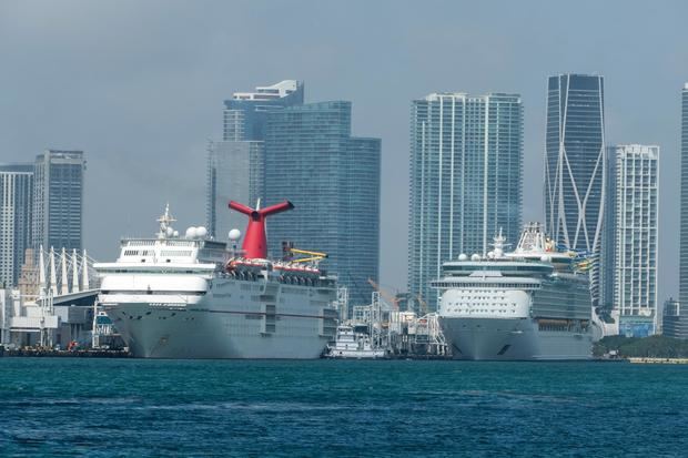 Vista de un crucero de la compañía Carnival (i) y otro de la compañía Royal Caribbean (d) atracados en la Bahía de Miami, Florida, en una fotografía de archivo.
