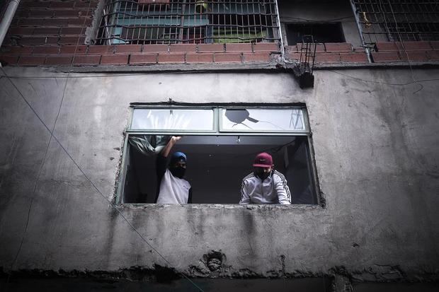 Personas con tapabocas caminan este martes por el interior de la Villa 31, en Buenos Aires, Argentina.