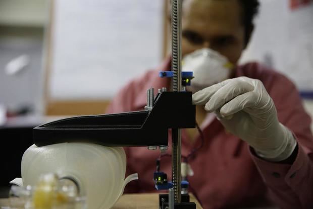 Romeo Muñoz trabaja este jueves en el desarrollo de un respirador artificial automatizado, en el laboratorio de nanotecnología de la universidad Francisco Gavidia, en San Salvador, El Salvador.