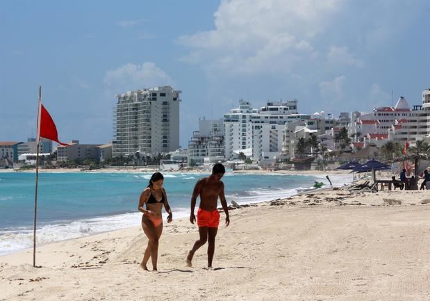 Fotografía de archivo en la que se observa a turistas disfrutar del balneario de Cancún, en el estado de Quintana Roo, México.