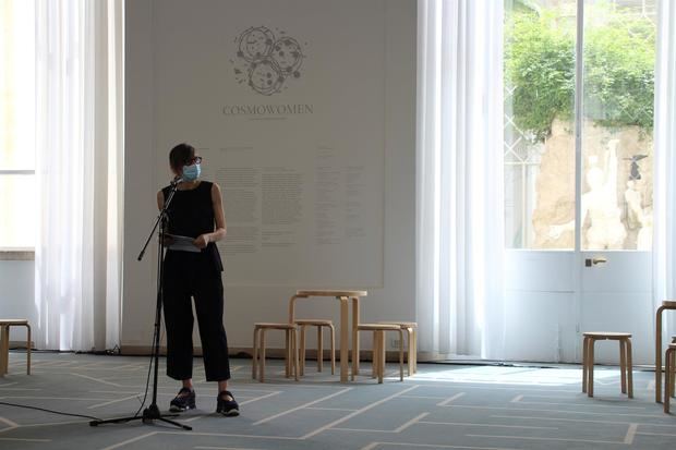 La directora de la exposición 'Cosmowomen. Places as constellations', Cristiana Collu, durante la inauguración de la muestra, comisariada por la arquitecta española Izaskun Chinchilla Moreno.