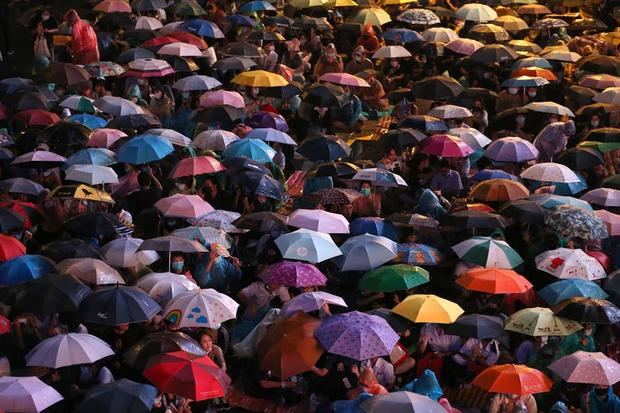 El movimiento prodemocrático liderado por estudiantes de Tailandia convocó una nueva protesta este sábado después de que la policía dispersara a miles de manifestantes con cañones de agua la víspera en una concentración en el centro de Bangkok.