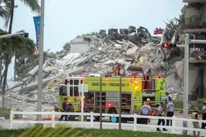 Suben a tres muertos por el derrumbe de un edificio de viviendas en Miami, según medios