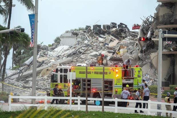 Registro de los escombros de un edificio de doce plantas y cuarenta años de antigüedad que se desplomó esta madrugada en Miami Beach (Florida, EE.UU.).