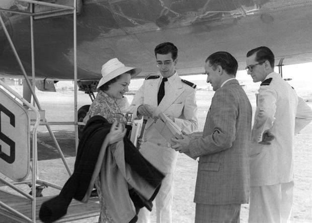 Imagen de archivo de la actriz americana Olivia de Havilland que llega al aeropuerto de Barajas (Madrid) donde asistirá a varios eventos sociales y cinematográficos.