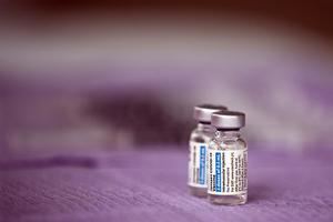 Sudáfrica detiene la vacunación con J&J tras seis casos de coágulos en EE.UU.