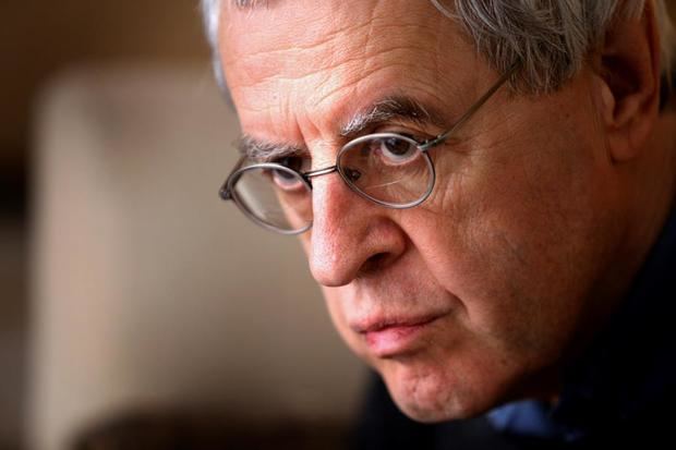 En la imagen un registro del poeta serbioestadounidense y ganador del premio Pulitzer, Charles Simic, quien valoró este sábado que la virtualidad le permitiera participar en un festival como el Internacional de Poesía de Medellínde al que 'había sido invitado desde hace varios años'. 