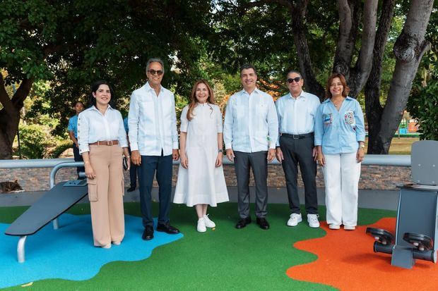 Banco Popular y la Alcaldía del Distrito Nacional colocan nuevas máquinas de ejercicio en el parque Mirador Sur.