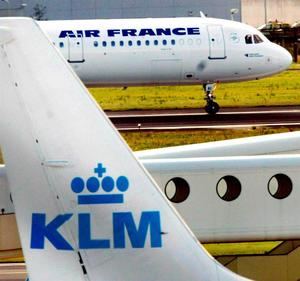 Fotografía de archivo que muestra dos aviones de Air France y KLM en el aeropuerto de Schipol en Ámsterdam, Holanda.