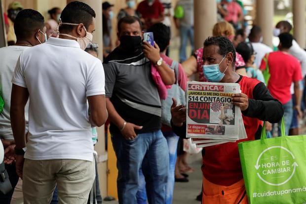 Personas hacen fila para entrar a un supermercado en ciudad de Panamá, Panamá.